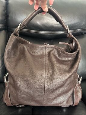 Everyday Pebbled Leather Shoulder Bag – Dark Brown